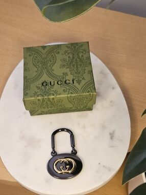 🖤 Gucci Black Enamel and Gold GG Locking Keychain Charm ✨️